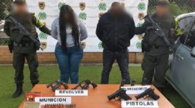 Pareja capturada con armas