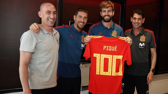 Vídeo: Piqué homenajeado por sus cien partidos con la selección española