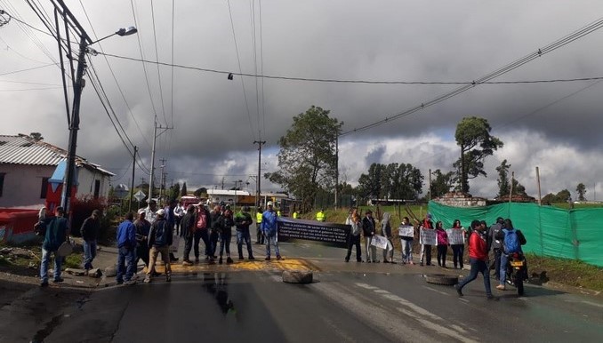 Protestas en Valdivia por demoras en la remoción de un derrumbe