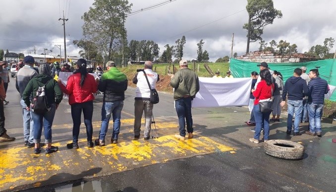 Protestas en Valdivia por demoras en la remoción de un derrumbe