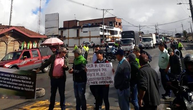 Protestas en Valdivia por demoras en la remoción de un derrumbe