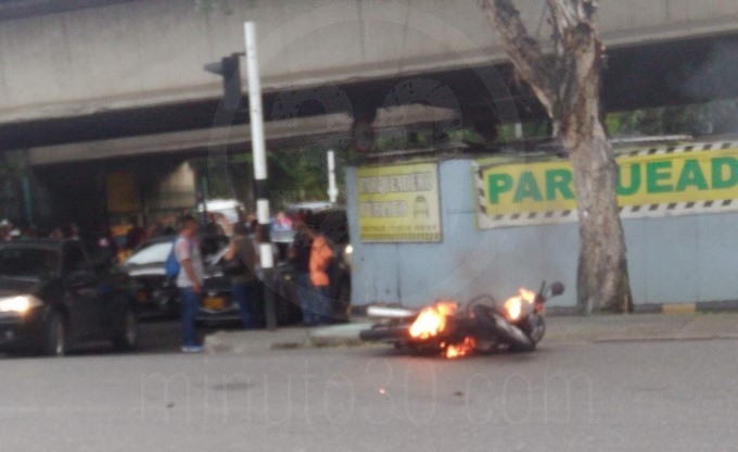 EN FOTOS: Le quemaron la moto a un presunto ladrón en Industriales 4 quema de moto 2