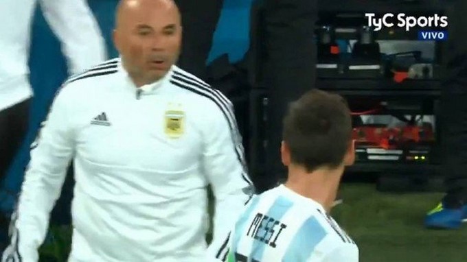 Vídeo. Sampaoli pregunta y Messi acepta, captan al entrenador preguntando al 10 por un cambio