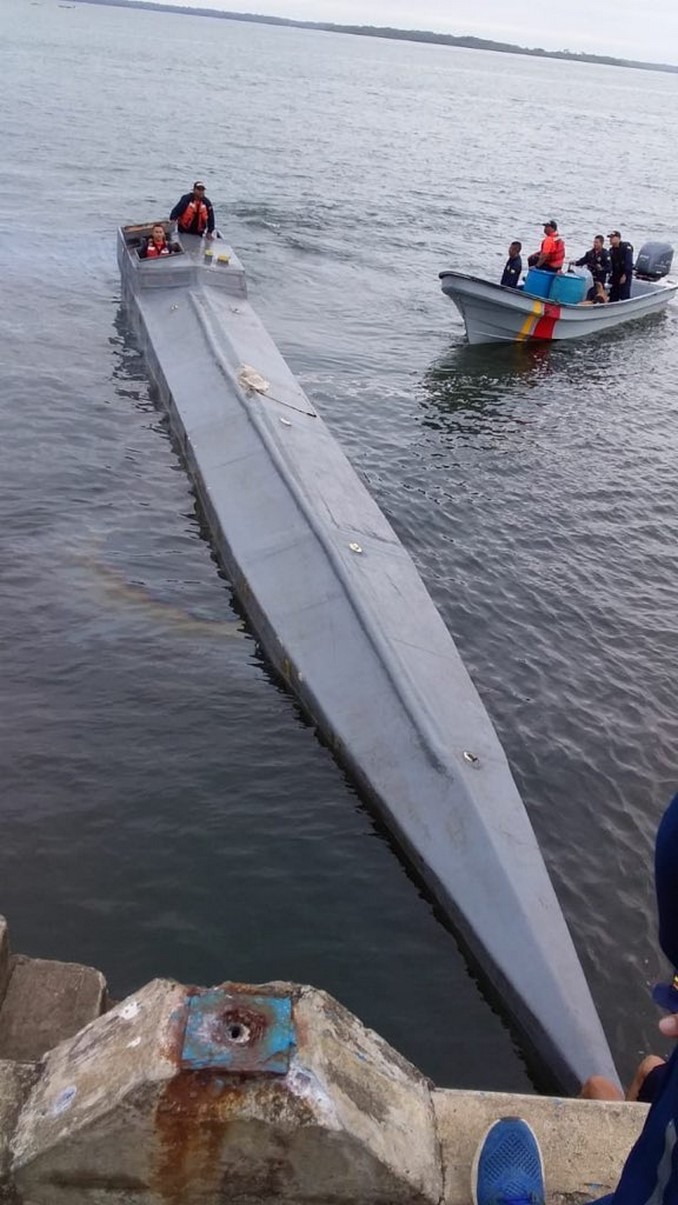 Incautaron más de dos toneladas de cocaína en un semisumergible que navegaba por aguas del Pacífico