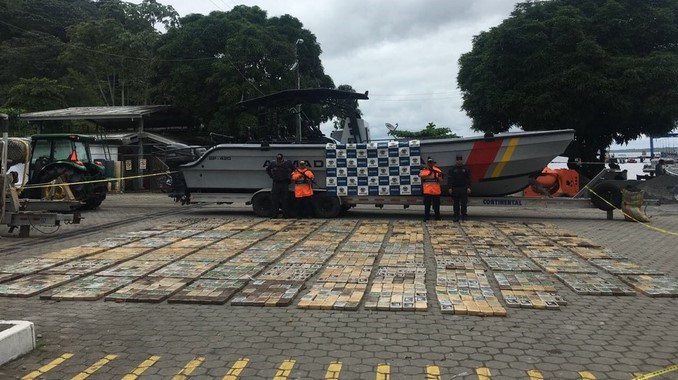 Incautaron más de dos toneladas de cocaína en un semisumergible que navegaba por aguas del Pacífico