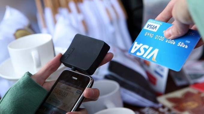 Una persona hace una transacción. EFE/Archivo