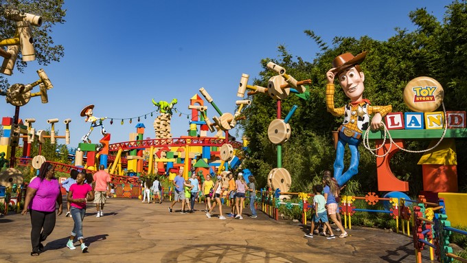 Walt Disney World, donde se muestra a unos visitantes al Disney's Hollywood Studios que pueden ir "al infinito y más allá" en el parque temático Toy Story Land/ EFE