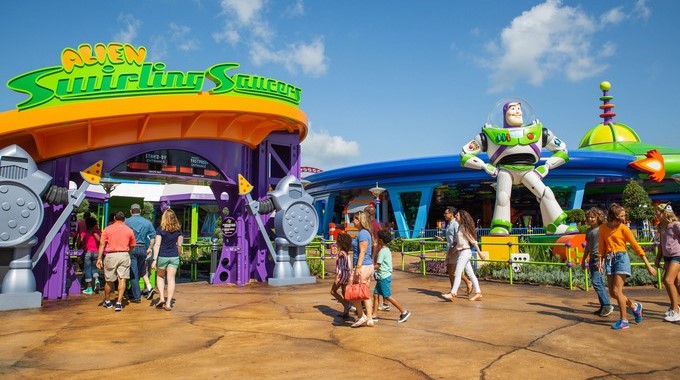 Walt Disney World, donde se muestra a unos visitantes al Disney's Hollywood Studios que pueden ir "al infinito y más allá" en el parque temático Toy Story Land/ EFE