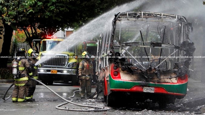 FOTOS y VIDEOS: Tres hombres serían los responsables de incendiar el bus en Calansanz 5 Bus_quemado_1