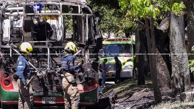 FOTOS y VIDEOS: Tres hombres serían los responsables de incendiar el bus en Calansanz 7 Bus_quemado_14.jpg