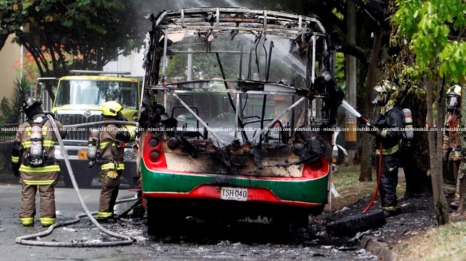 FOTOS y VIDEOS: Tres hombres serían los responsables de incendiar el bus en Calansanz 6 Bus_quemado_2