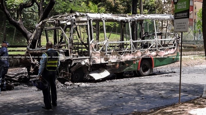 FOTOS y VIDEOS: Tres hombres serían los responsables de incendiar el bus en Calansanz 15 Bus_quemado_4.jpg