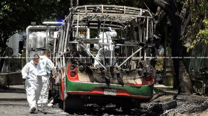 FOTOS y VIDEOS: Tres hombres serían los responsables de incendiar el bus en Calansanz 13 Bus_quemado_8.jpg
