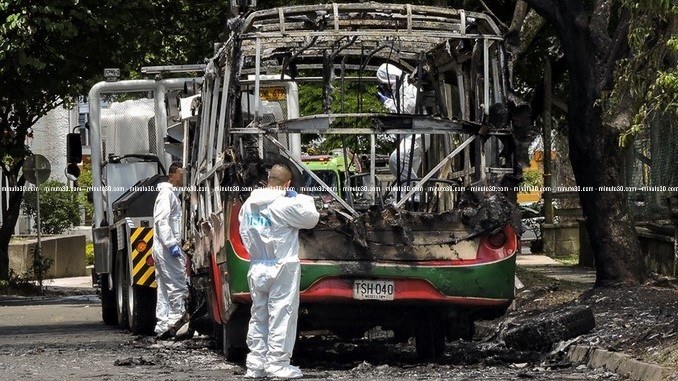 FOTOS y VIDEOS: Tres hombres serían los responsables de incendiar el bus en Calansanz 12 Bus_quemado_9.jpg