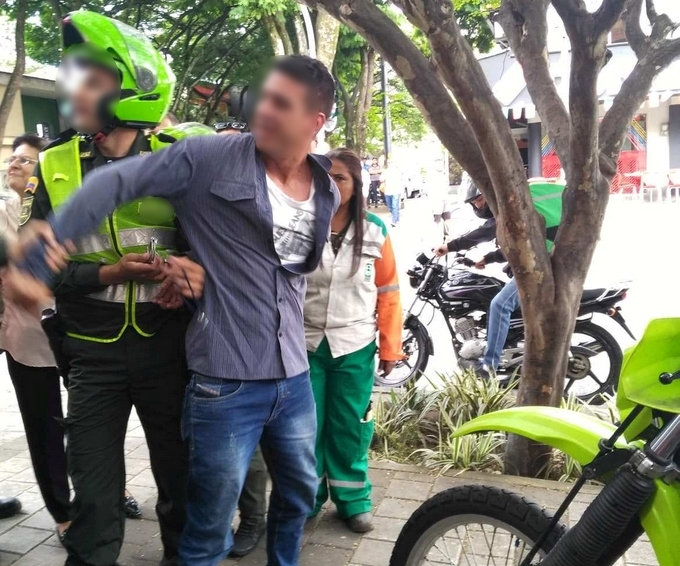 Fotos: Capturado presunto ladrón cuando intentaba robar una peluquería en el Poblado 3 Capturado poblado1