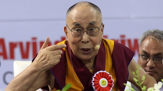 El Dalai Lama generó polémica al asegurar que si una mujer lo reemplaza “deberá ser atractiva”