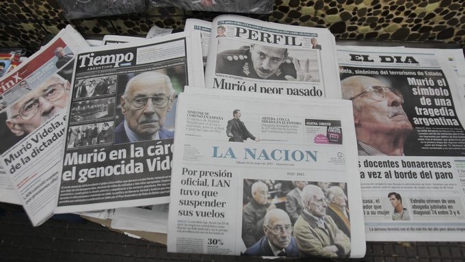 Portadas de los principales periódicos argentinos con la noticia de la muerte del exdictador argentino Jorge Rafael Videla en mayo de 2013, en Buenos Aires (Argentina). EFE/Archivo