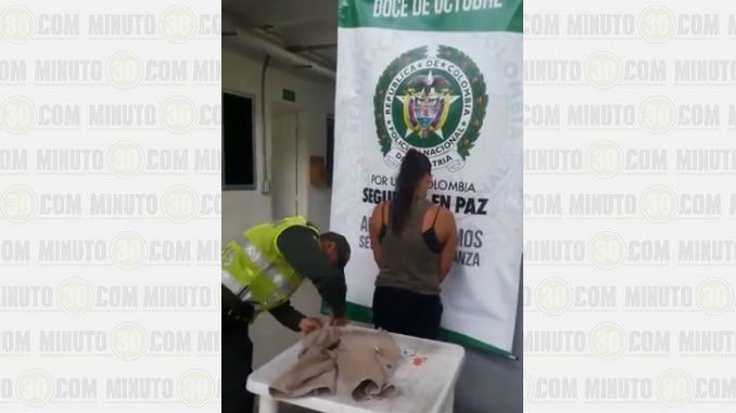 VIDEO: ¡Qué viveza!, pretendía entrar a una estación de Policía 'perico' de esta manera y la pillaron 1 Mujer_Cocaina