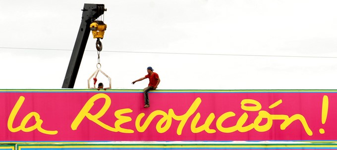 Dos operarios trabajaban en los preparativos en la Plaza de la Fe Juan Pablo II de Managua, de un aniversario de la Revolución Popular Sandinista y la caída de la dictadura de Anastasio Somoza en el año de 1979. EFEArchivo