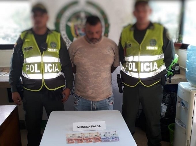 Capturado con 180 mil pesos en moneda colombiana falsa 2 Taxista capturado con dinero falso 1