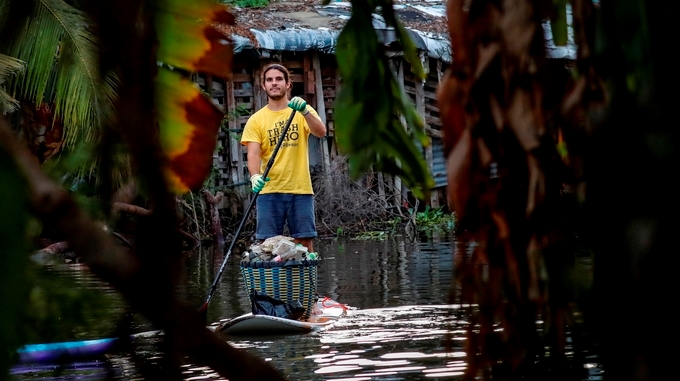 Video: Voluntarios luchan contra la contaminación ambiental recogiendo basura en sucios canales montados en sus tablas de surf
