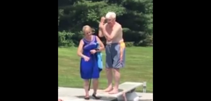 Captura tomada de Facebook: Air Force veteran shows little boy how to be brave