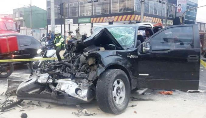 Una persona atrapada dejó un aparatoso accidente entre tractocamión y camioneta en Bogotá