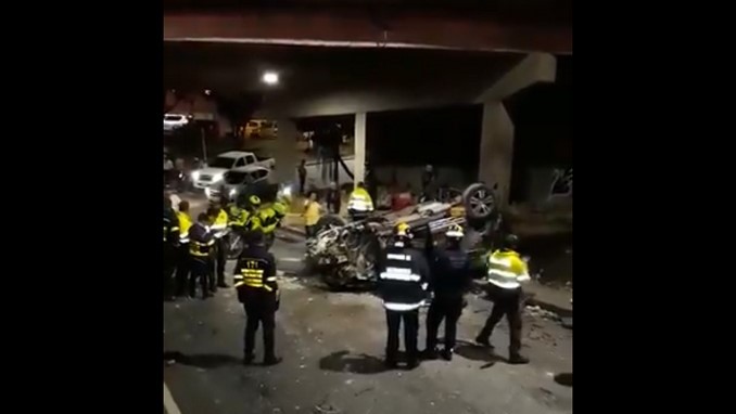 Accidente de camioneta en puente de Bucaramanga dejó cuatro personas heridas