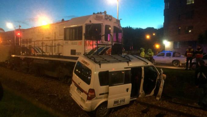 Aparatoso choque entre un tren de carga y una van en Bogotá dejó seis personas heridas