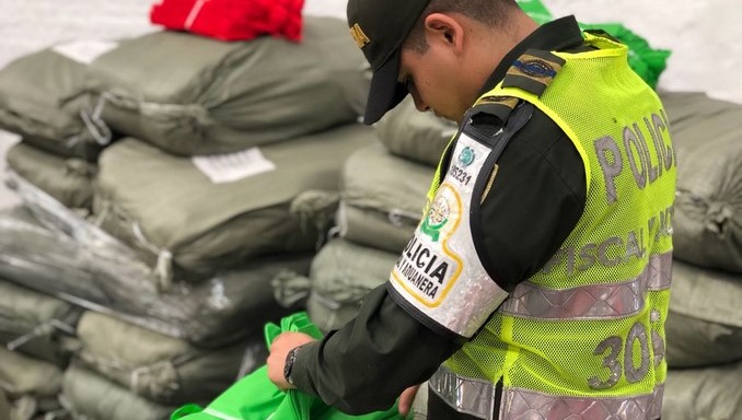 Camuflados en rollos de tela las autoridades hallaron 45 mil bolsos de contrabando en el Valle