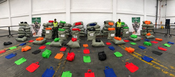 Camuflados en rollos de tela las autoridades hallaron 45 mil bolsos de contrabando en el Valle