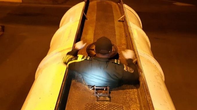 En un camión cisterna transportaban 334 kilos de marihuana en una vía del Valle del Cauca