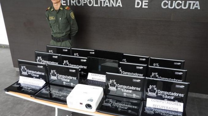 En un lote baldío las autoridades recuperaron 21 computadores portátiles que habían sido hurtados de un colegio