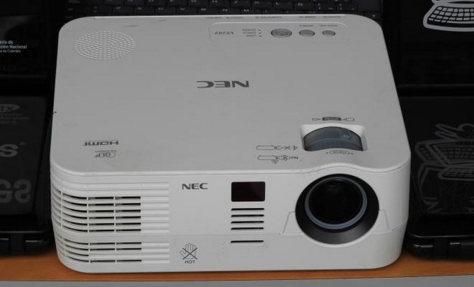 En un lote baldío las autoridades recuperaron 21 computadores portátiles que habían sido hurtados de un colegio