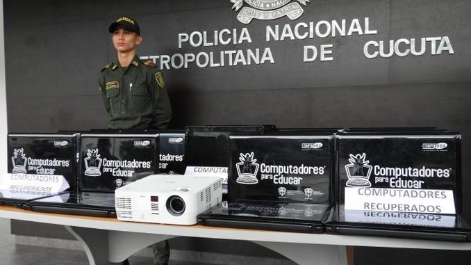 En un lote baldío las autoridades recuperaron 21 computadores portátiles que habían sido hurtados de un colegio