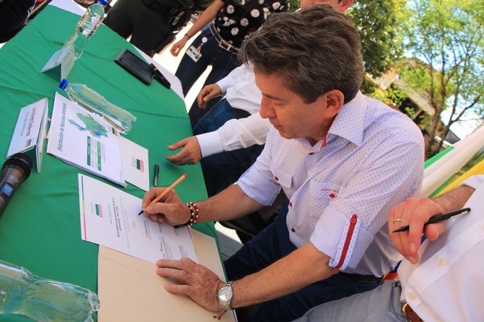 Firma simbólica para iniciar obras viales en el municipio de San Carlos