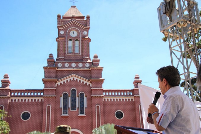 Firma simbólica para iniciar obras viales en el municipio de San Carlos