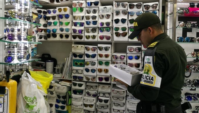 En 15 locales del centro de Medellín las autoridades decomisaron mercancía de contrabando