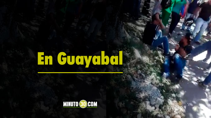 VIDEO: A señalados ladrones les dieron su dosis de piedra, pata y golpes de casco