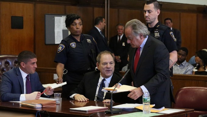 El productor de cine Harvey Weinstein (i), junto a su abagado Benjamin Brafman (d), compadece ante el tribunal del distrito de Manhattan por los tres nuevos cargos por delitos sexuales, en Nueva York (EE.UU.), hoy, 9 de julio de 2018. EFE
