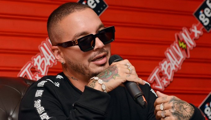 J Balvin traslada las buenas “vibras” de su reguetón a la moda