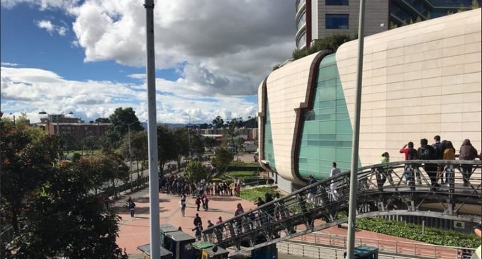 EN VIDEO: Joven se lanzó desde la terraza de un centro comercial