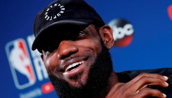 El nuevo jugador de los Lakers de Los Ángeles LeBron James. EFE/Archivo