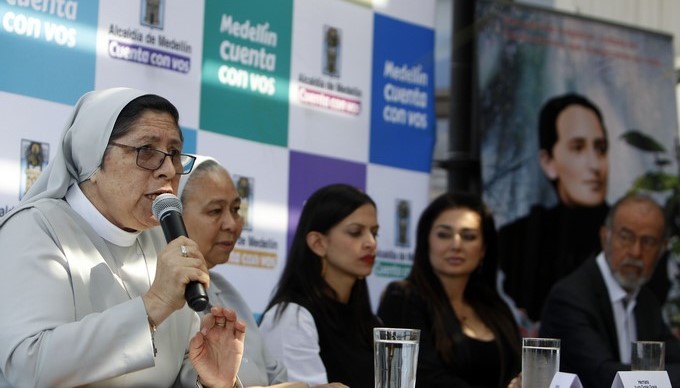 La directora del centro de comunicaciones del Santuario de la Madre Laura, Ana María Palomino (i), participa en una rueda de prensa para anunciar la realización de una película sobre Laura Montoya, la primera santa colombiana, hoy, miércoles 10 de julio de 2018, en Medellín (Colombia). EFE