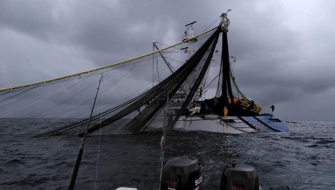 Denuncian que barco de bandera panameña estaría pescando ilegalmente frente a Bahía Solano
