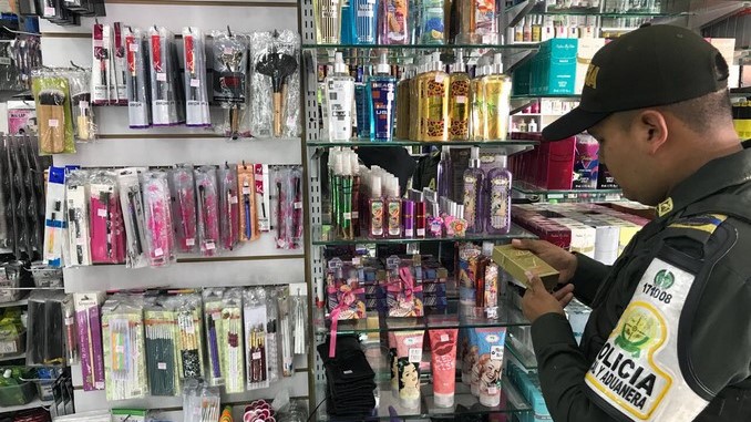 Ropa, zapatos y perfumes, entre los elementos de contrabando decomisados en Medellín y Bello 3 Ropa, zapatos y perfumes, entre los elementos de contrabando decomisados en Medellín y Bello