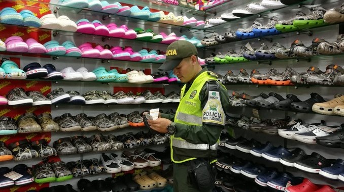 Ropa, zapatos y perfumes, entre los elementos de contrabando decomisados en Medellín y Bello 2 Ropa, zapatos y perfumes, entre los elementos de contrabando decomisados en Medellín y Bello