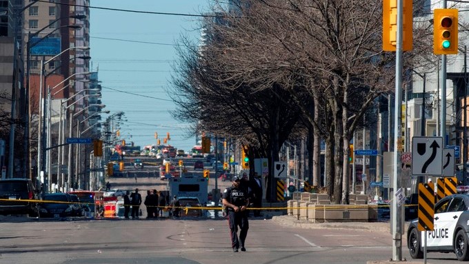 Modekwe y Smart, de 28 y 21 años, respectivamente, murieron el sábado por la noche en el denominado Distrito del Entretenimiento de Toronto, una zona del centro de la ciudad conocida por sus bares y locales de música, cuando varios individuos les dispararon en la calle. EFE/Archivo
