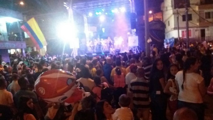 En el barrio Veinte de Julio la orquesta de la Policía celebró el Día de la Independencia