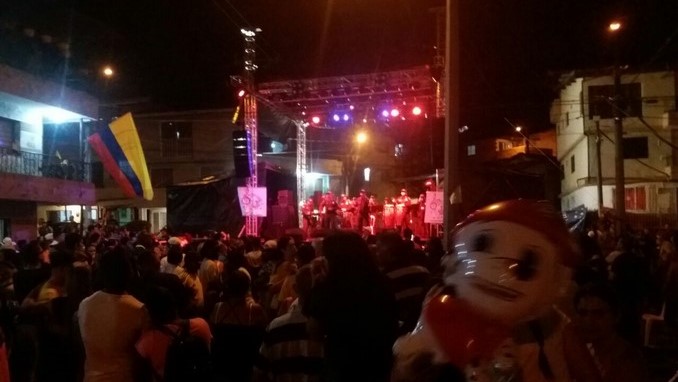 En el barrio Veinte de Julio la orquesta de la Policía celebró el Día de la Independencia